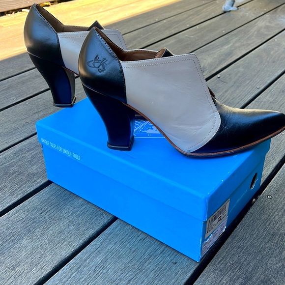 John Fluevog©️ black and white beautiful and COMFORTABLE heels. - Picture 5 of 13